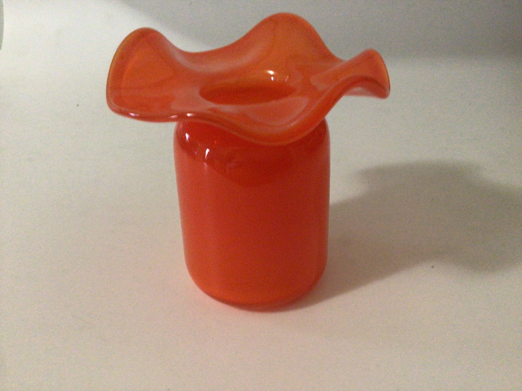 White Ruffle Bud vase / Blown Glass / 5”x4”