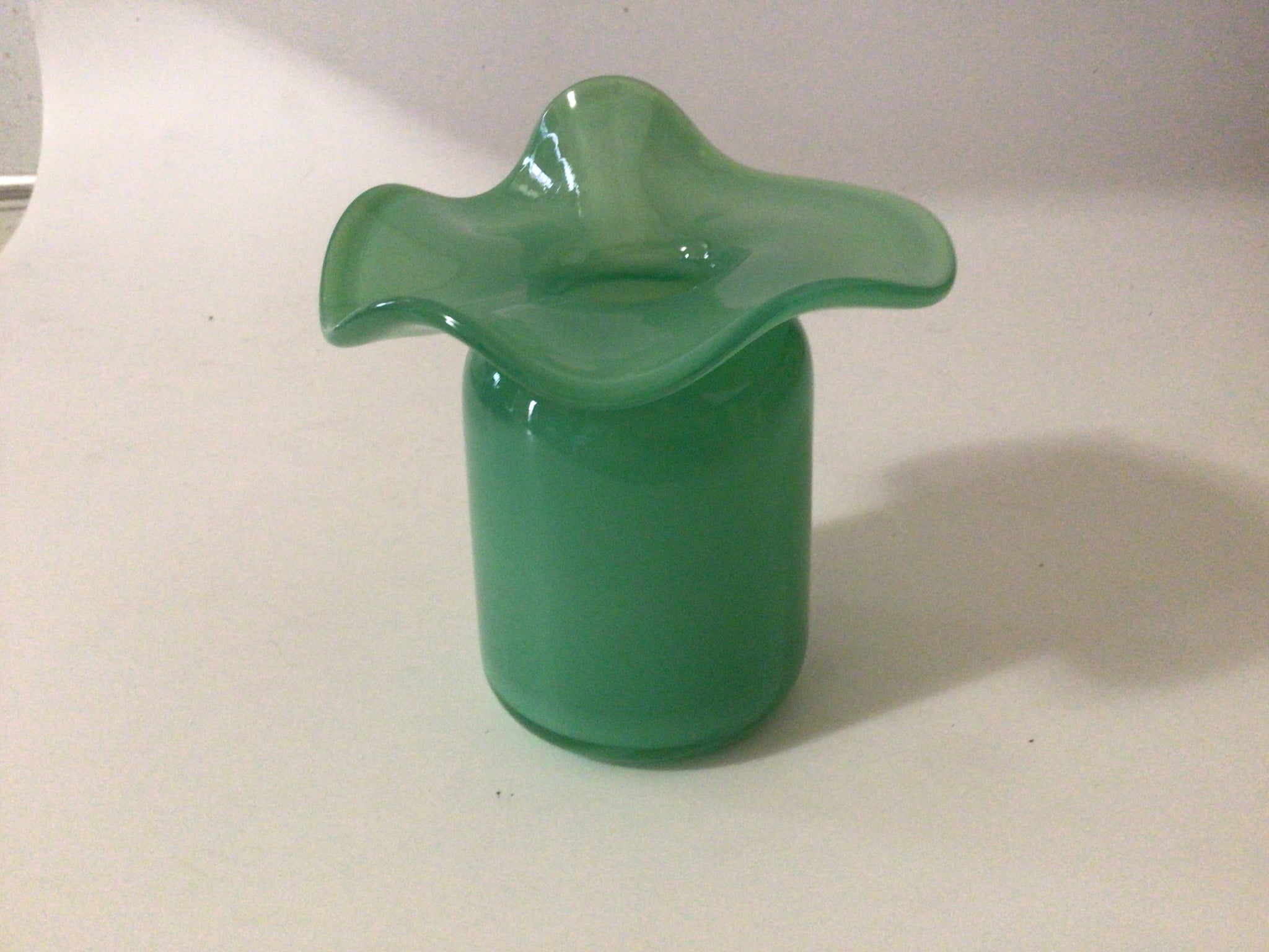 White Ruffle Bud vase / Blown Glass / 5”x4”