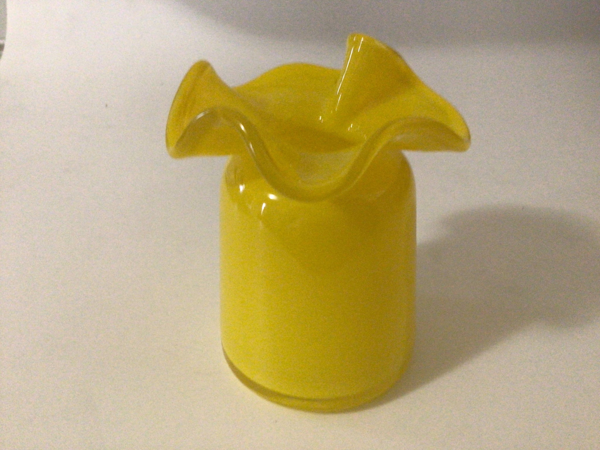White Ruffle Bud vase / Blown Glass / 5”x4”