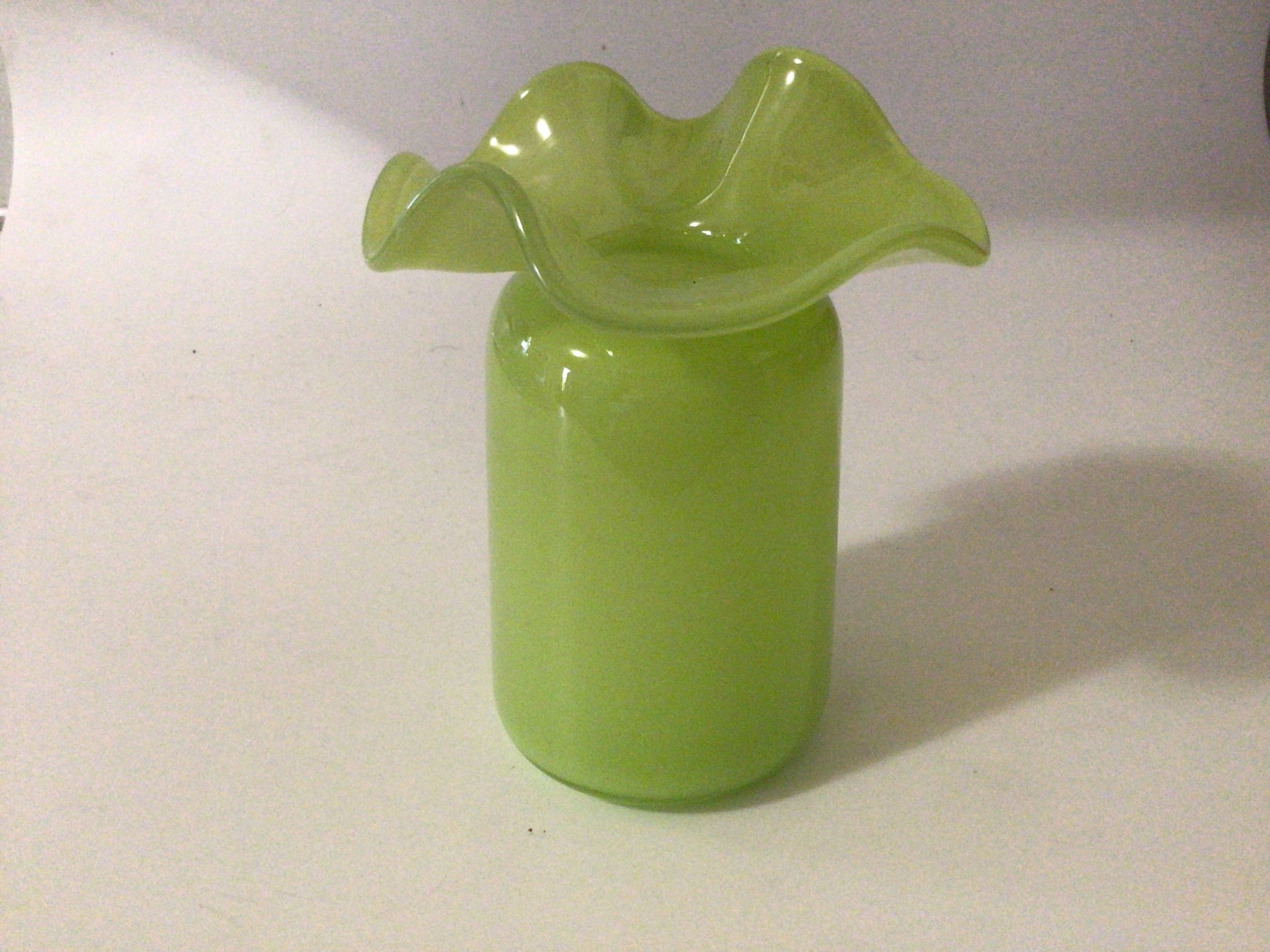 White Ruffle Bud vase / Blown Glass / 5”x4”