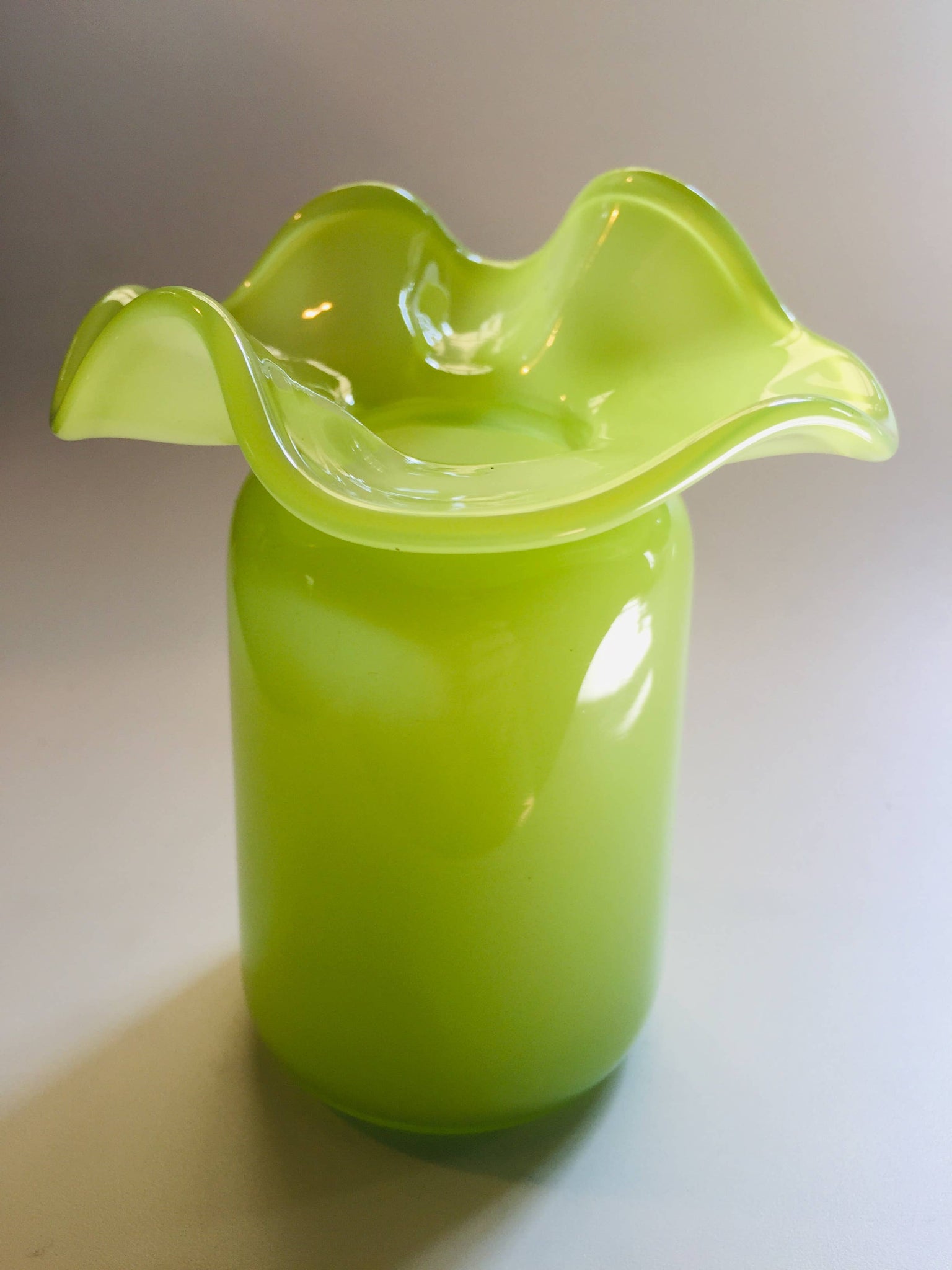 White Ruffle Bud vase / Blown Glass / 5”x4”
