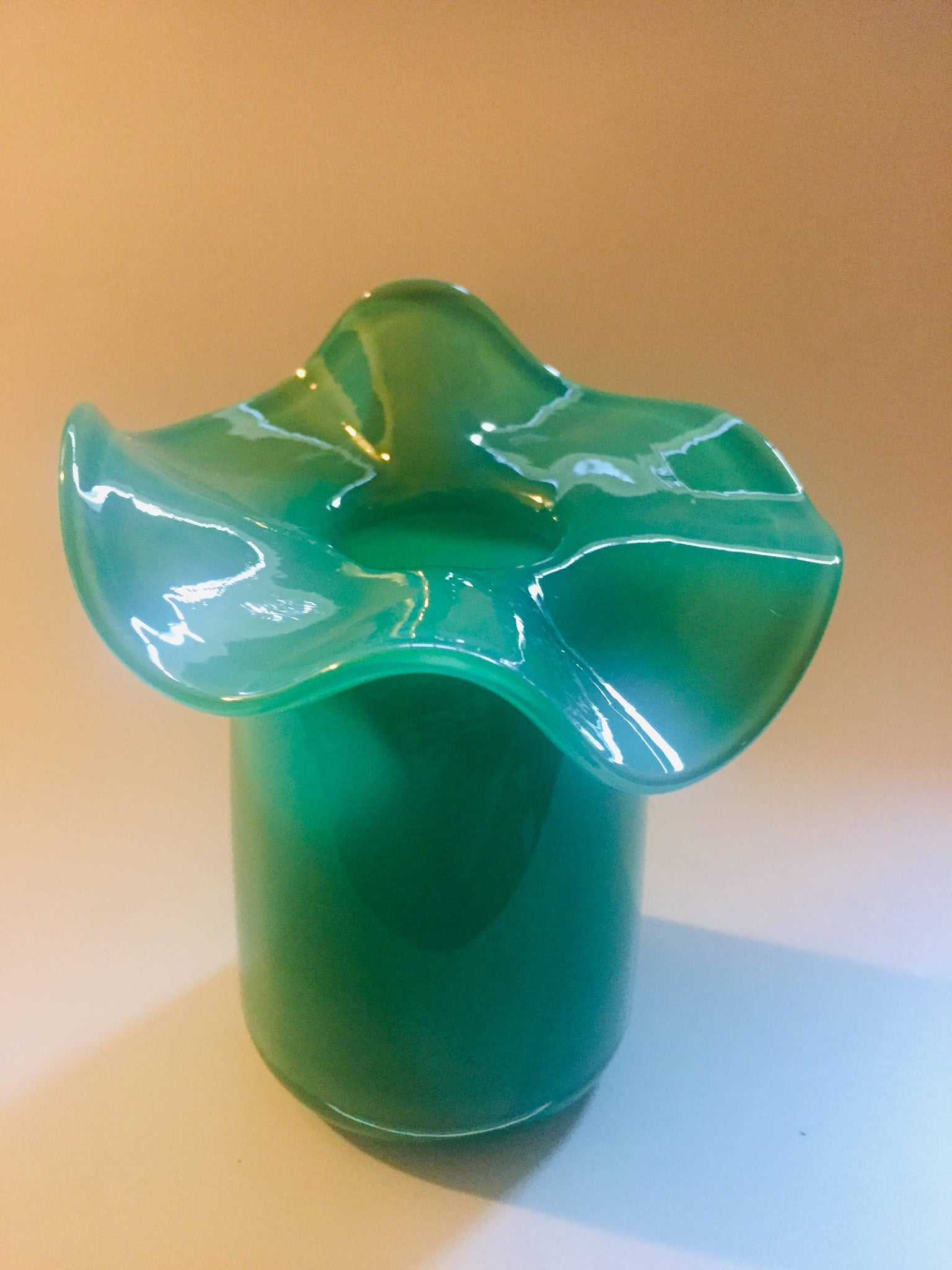 White Ruffle Bud vase / Blown Glass / 5”x4”