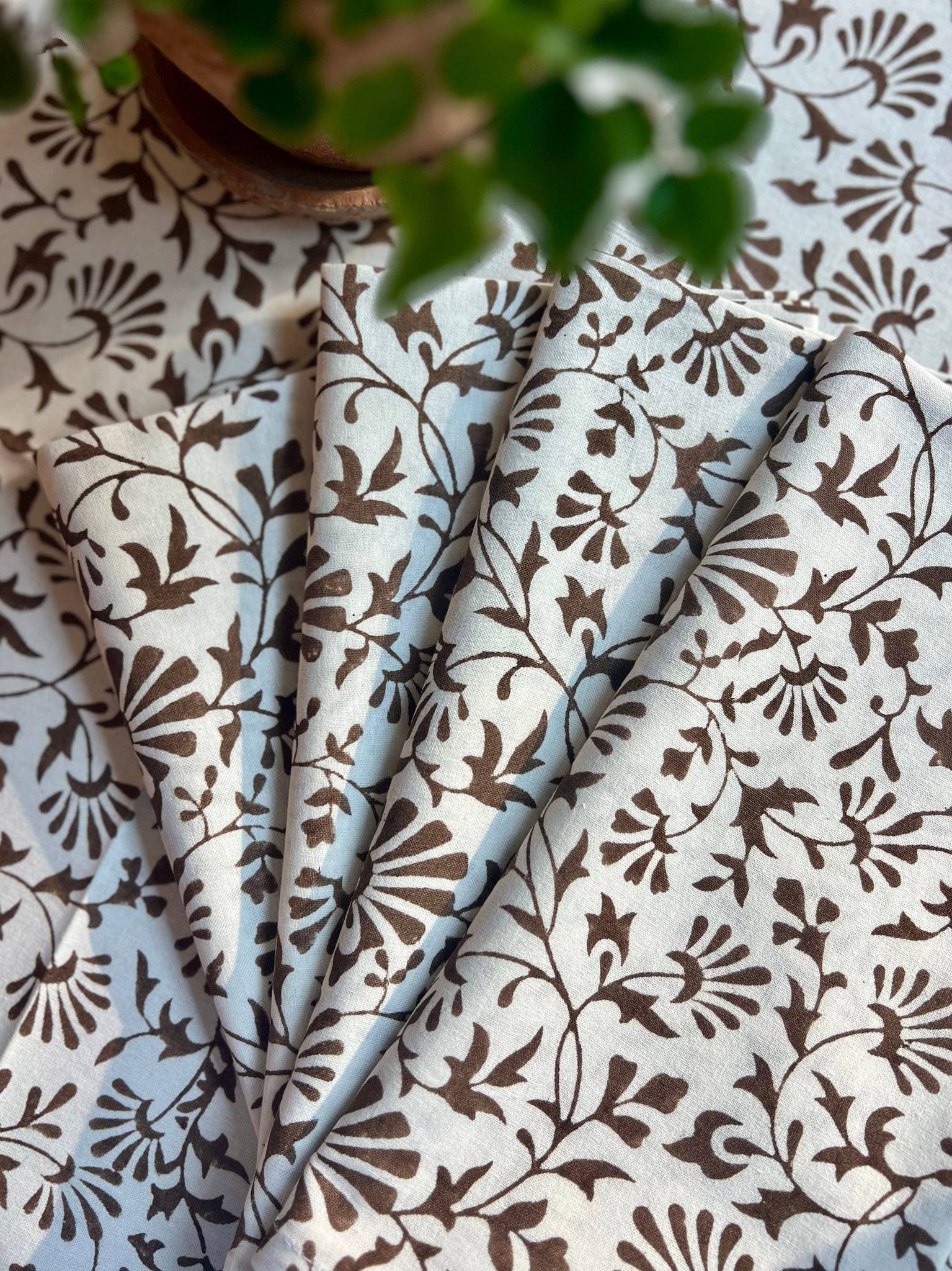 Trailing Florets Tablecloth in Chocolate Brown: Rectangular 120x70"