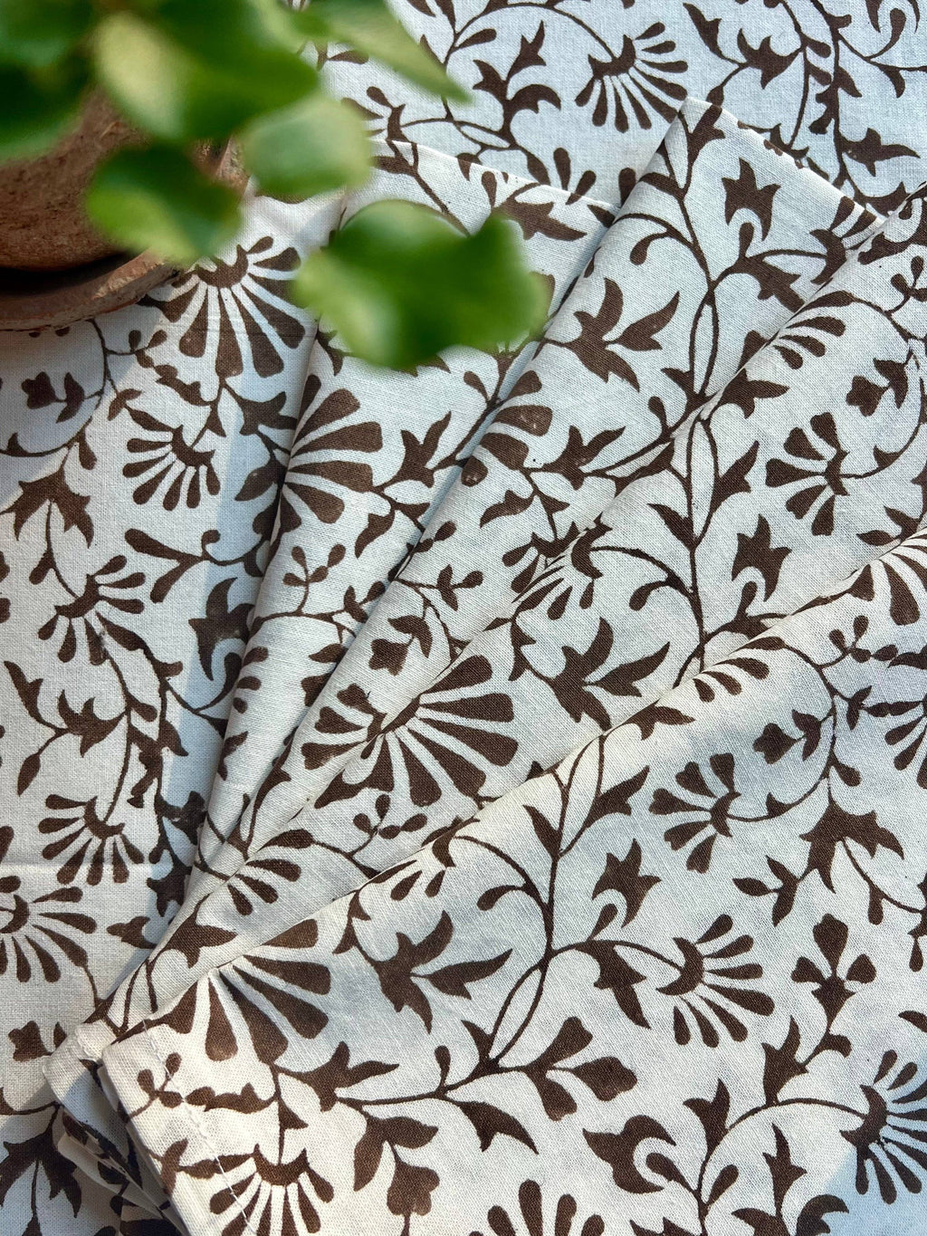 Trailing Florets Tablecloth in Chocolate Brown: Rectangular 120x70"